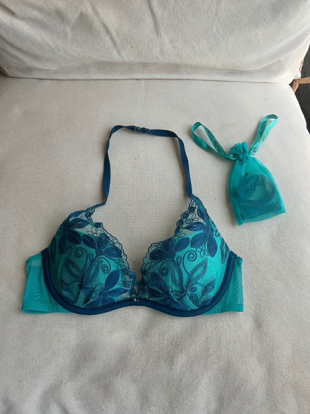 🪞 NEW Victorias secret push up lace embroidered trim bra 32b